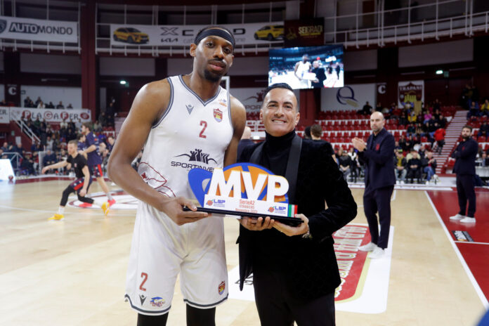 Chris Horton premiato MVP straniero di novembre e Valerio Antonini. Foto: Trapani Shark
